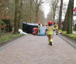 Automobilist ramt paal en belandt op zijkant