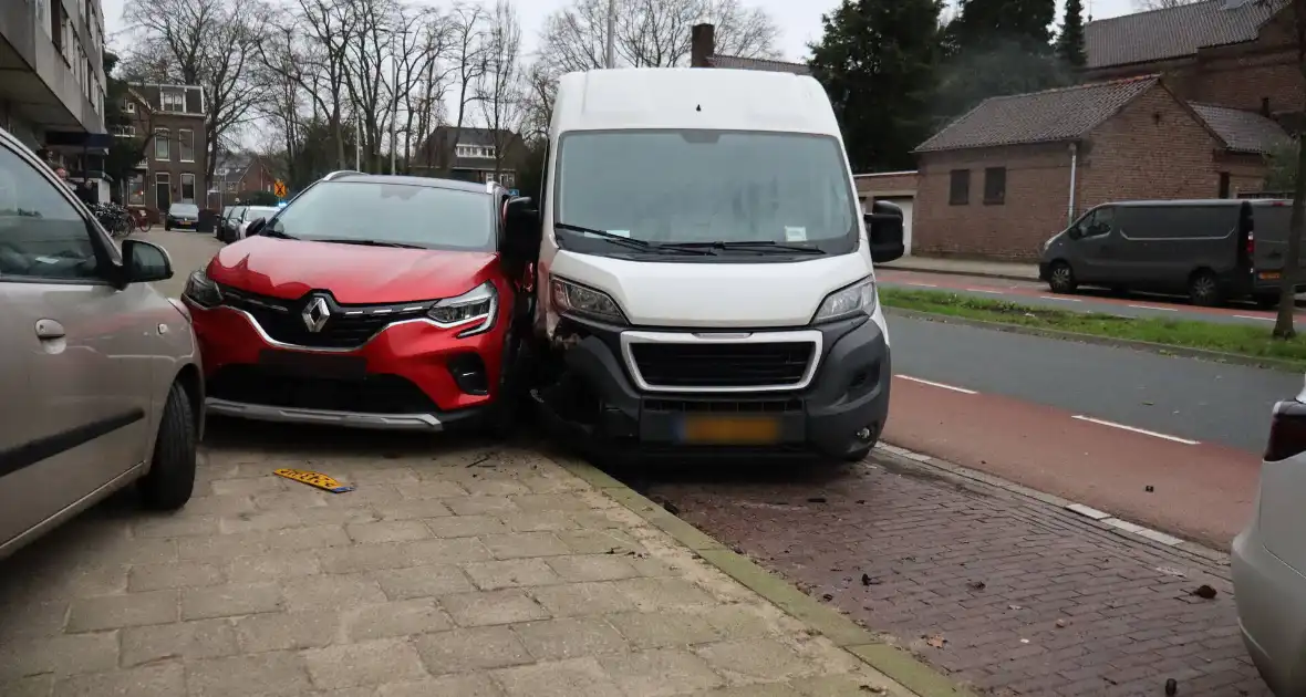 Bestelbus vliegt uit de bocht en ramt geparkeerde auto's