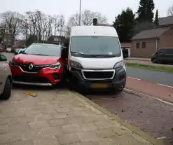 Bestelbus vliegt uit de bocht en ramt geparkeerde auto's