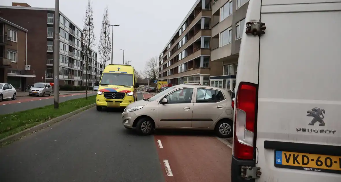 Bestelbus vliegt uit de bocht en ramt geparkeerde auto's - Foto 1