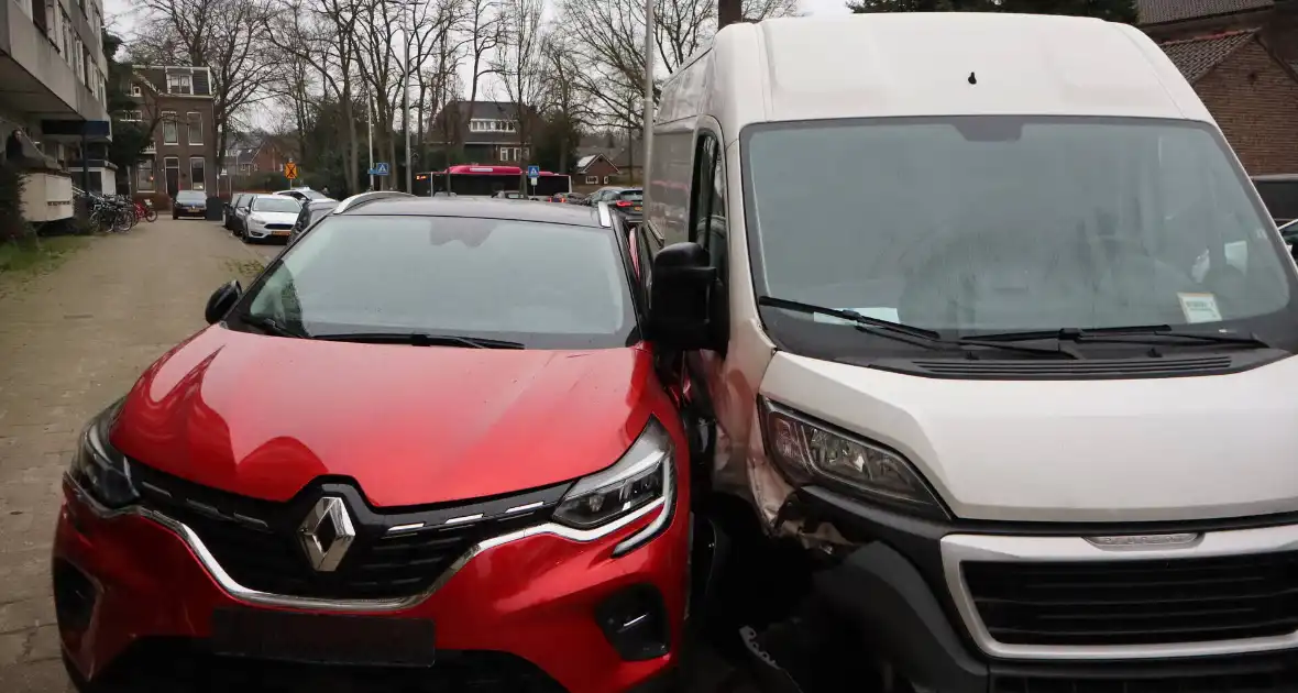 Bestelbus vliegt uit de bocht en ramt geparkeerde auto's - Foto 2