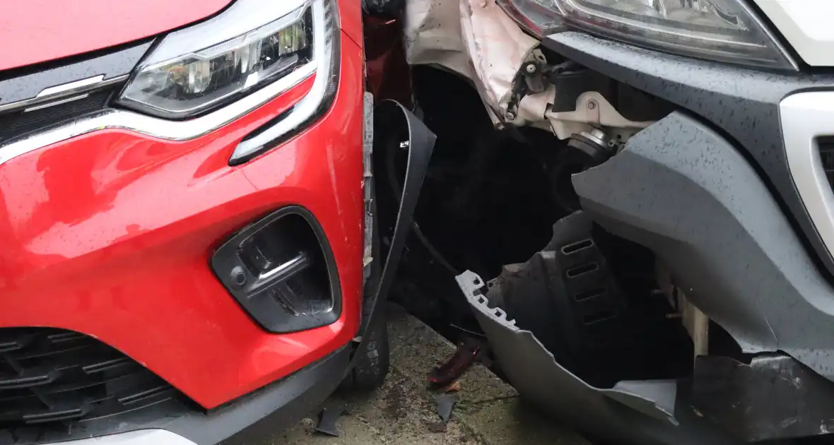 Bestelbus vliegt uit de bocht en ramt geparkeerde auto's - Foto 3