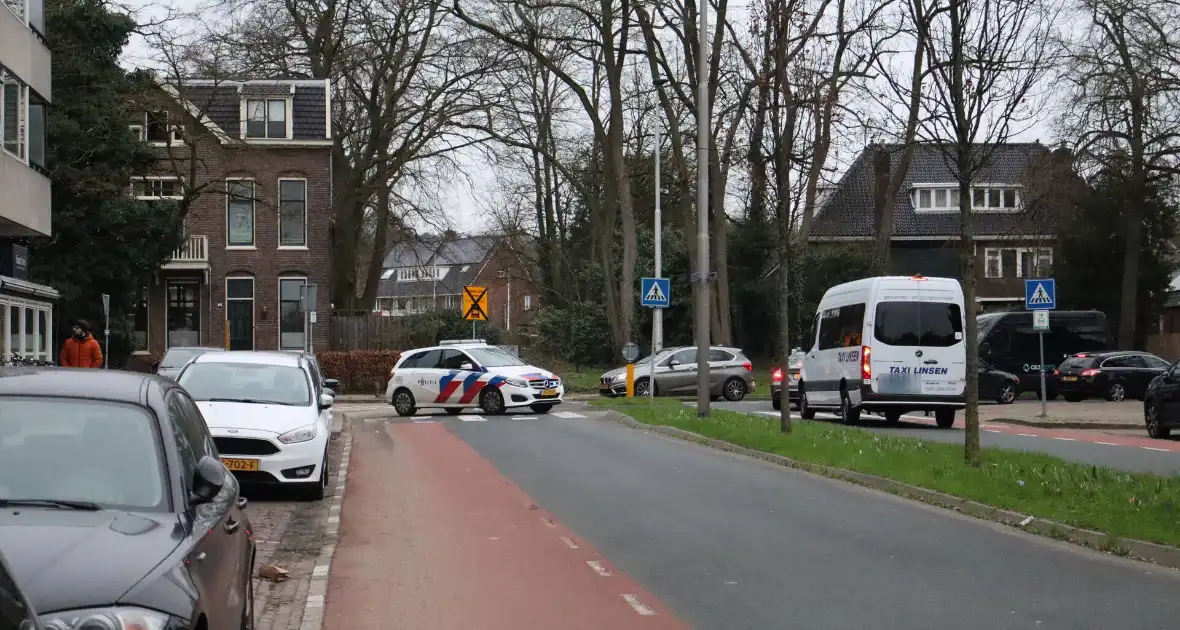 Bestelbus vliegt uit de bocht en ramt geparkeerde auto's - Foto 4