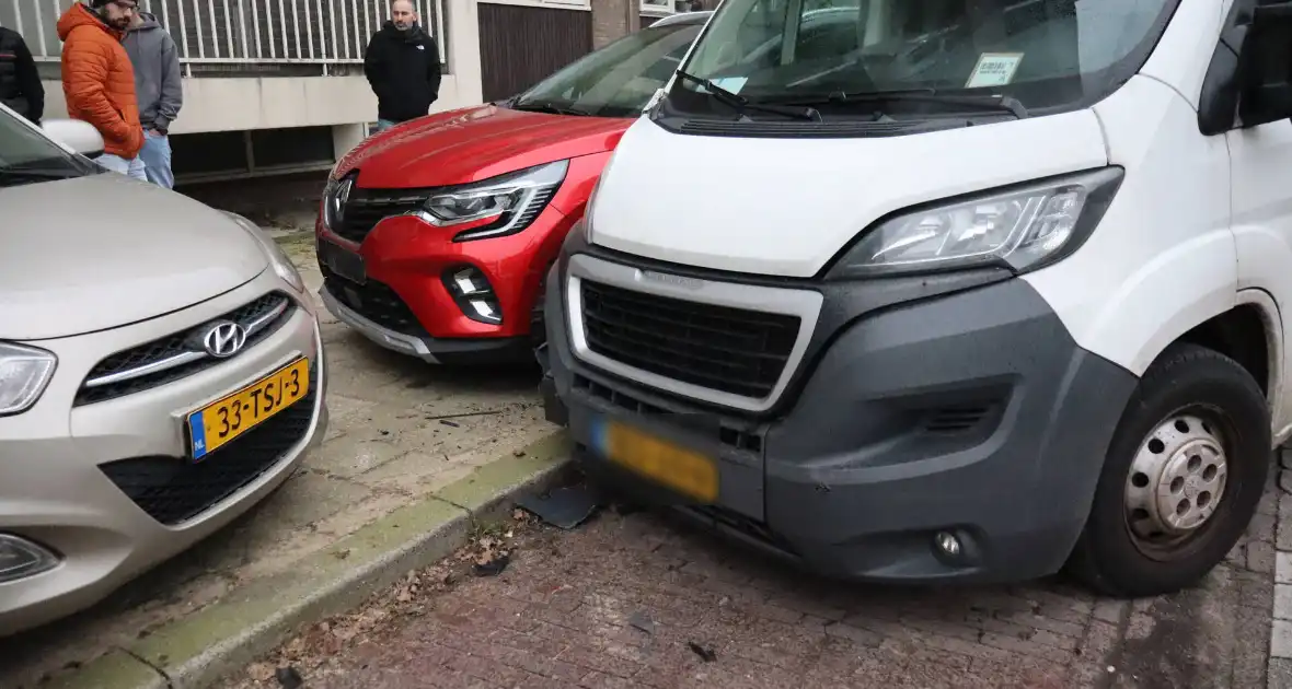 Bestelbus vliegt uit de bocht en ramt geparkeerde auto's - Foto 5