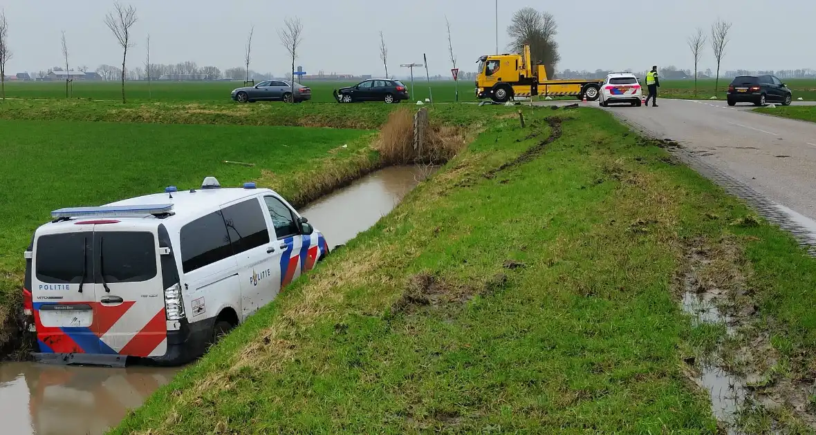 Politiebus te water na aanrijding met auto