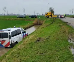 Politiebus te water na aanrijding met auto