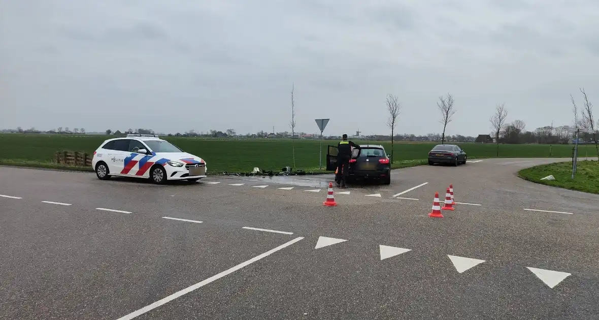 Politiebus te water na aanrijding met auto - Foto 1