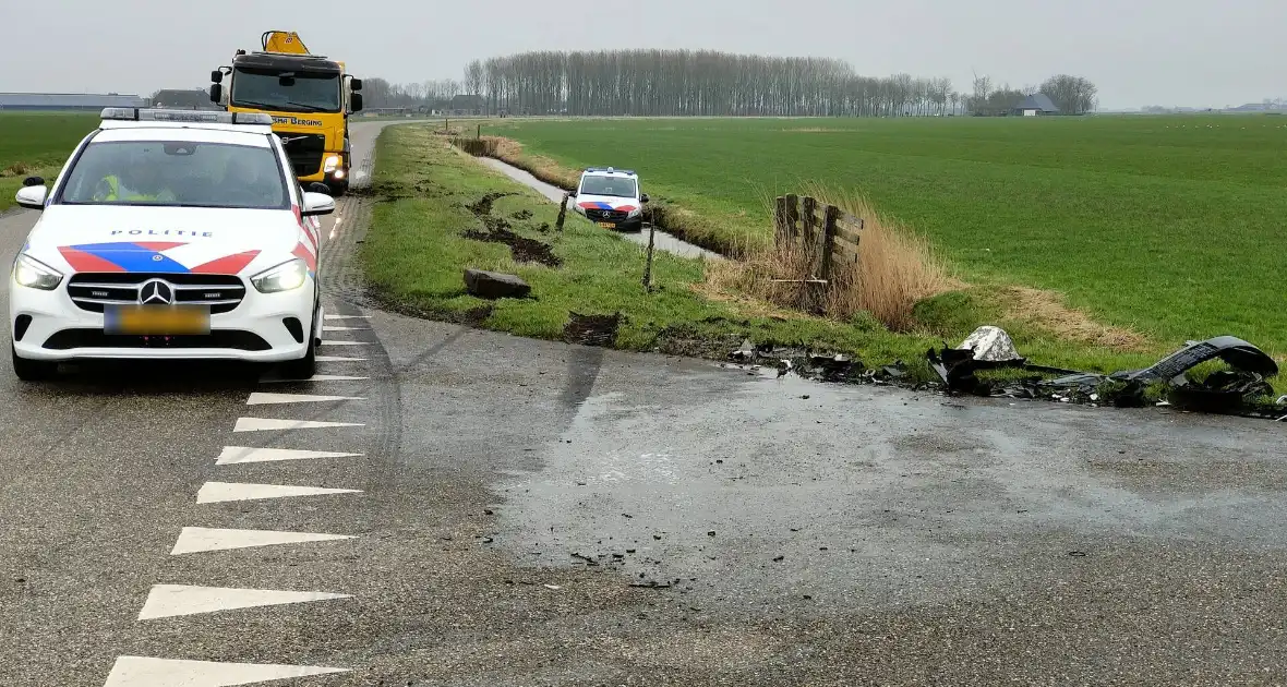 Politiebus te water na aanrijding met auto - Foto 2