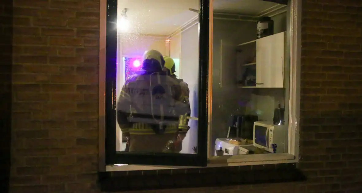 Brandweer breekt deur open bij keukenbrand - Foto 6