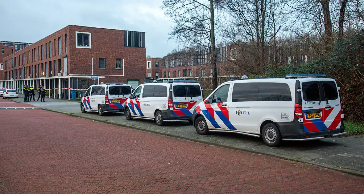 Persoon voor zijn auto neergeschoten - Foto 5