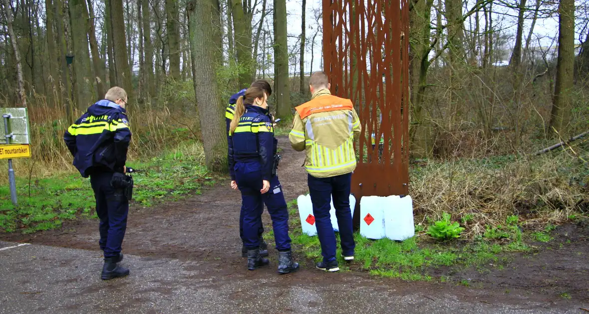 Verdacht materiaal gevonden in bosgebied