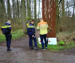 Verdacht materiaal gevonden in bosgebied