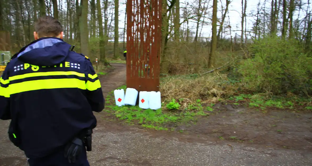 Verdacht materiaal gevonden in bosgebied - Foto 2