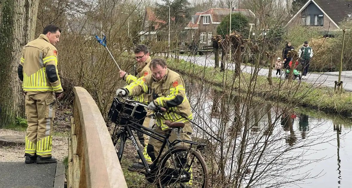 Brandweer ingezet voor voor fietsen in het water - Foto 4