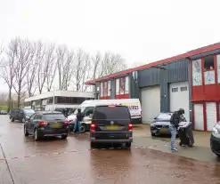 Politie valt bedrijfpand binnen