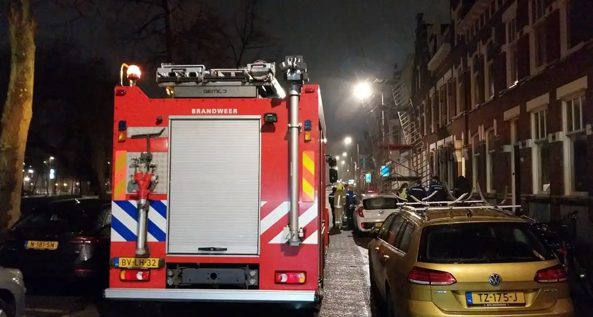 Steiger waait omver en blijft tegen lantaarnpaal hangen - Foto 2