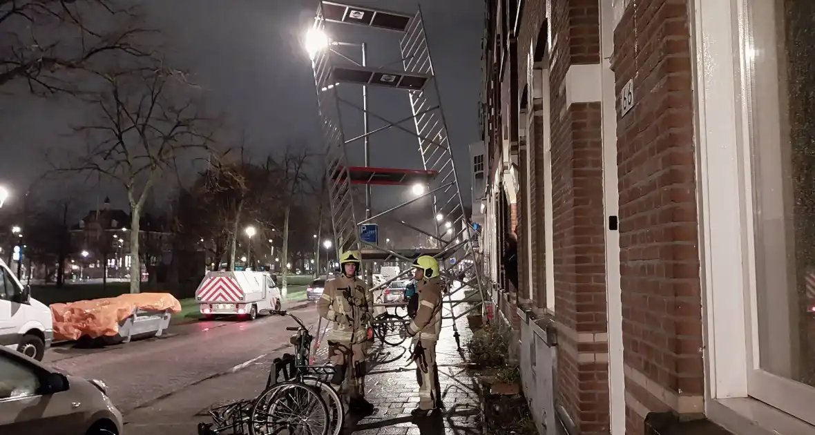 Steiger waait omver en blijft tegen lantaarnpaal hangen - Foto 3