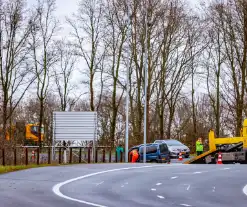 Auto op zijn kant op afrit van snelweg