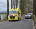 Motorrijder klapt tegen auto op kruising