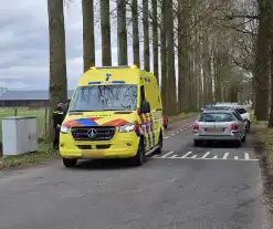 Motorrijder klapt tegen auto op kruising