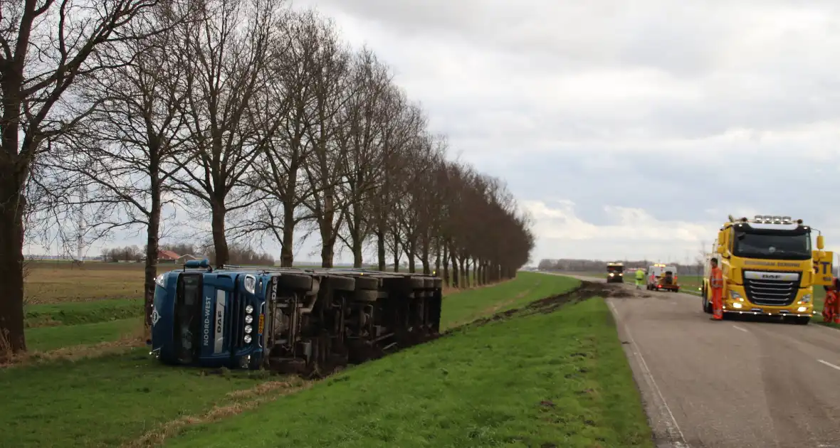 Vrachtwagen met GFT afval gekanteld