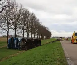 Vrachtwagen met GFT afval gekanteld