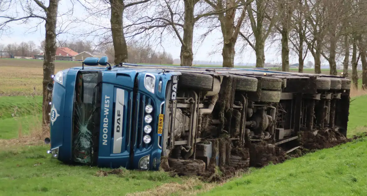 Vrachtwagen met GFT afval gekanteld - Foto 1