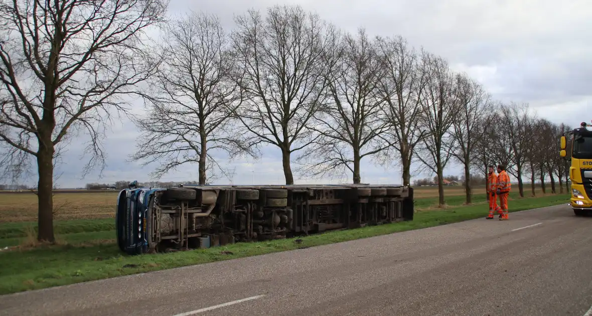 Vrachtwagen met GFT afval gekanteld - Foto 4