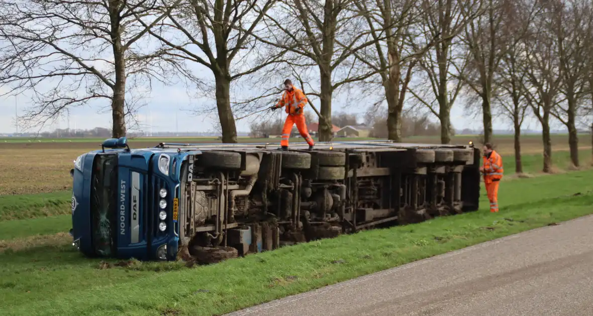 Vrachtwagen met GFT afval gekanteld - Foto 5