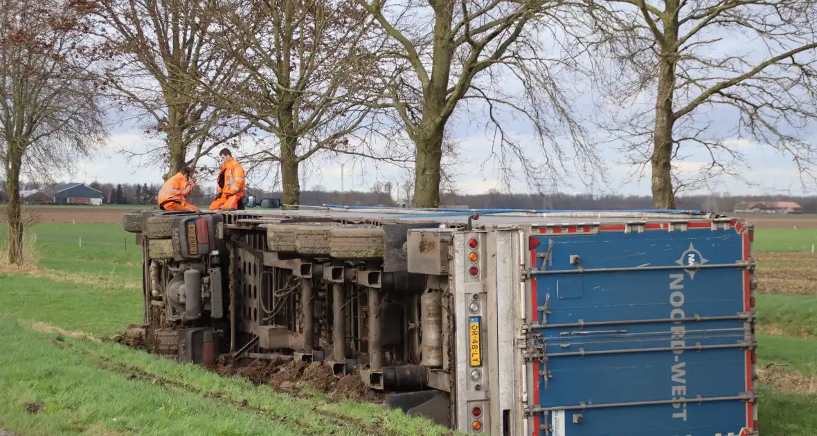 Vrachtwagen met GFT afval gekanteld - Foto 7