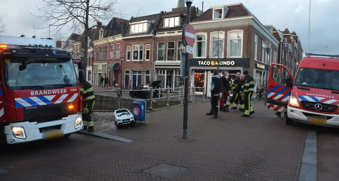 Grote inzet van hulpdiensten door speelgoed auto in het water - Foto 10