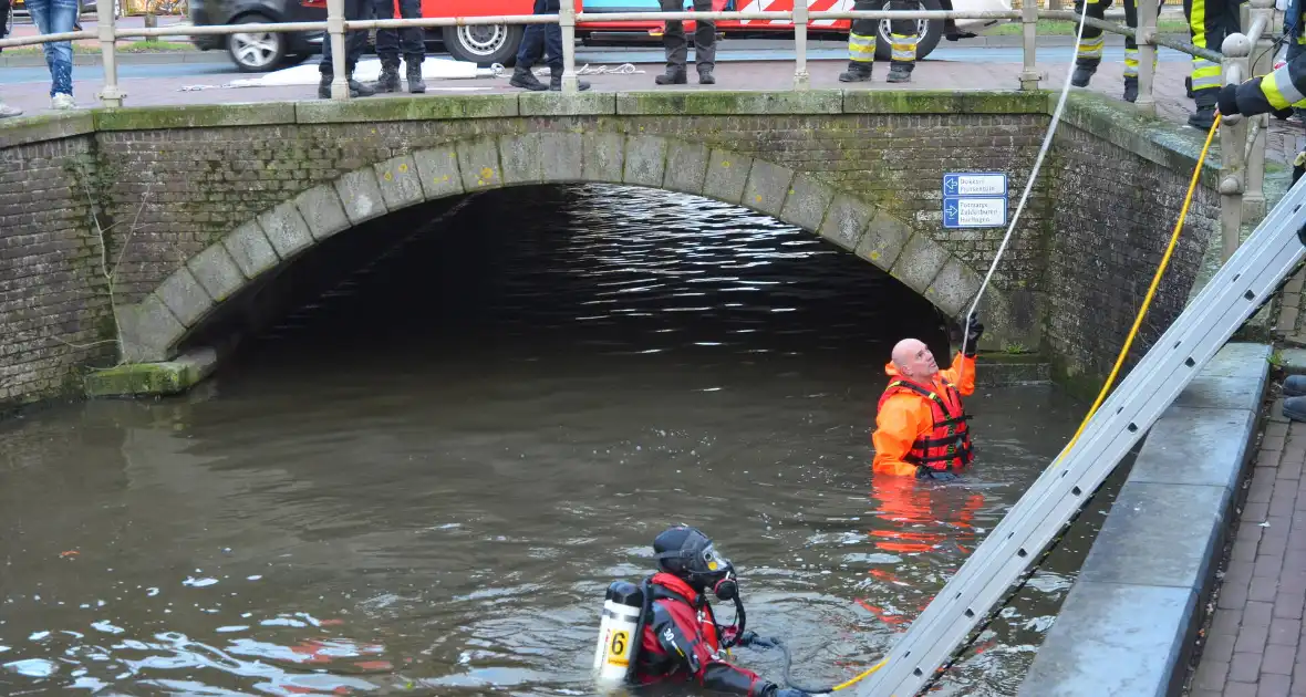 Grote inzet van hulpdiensten door speelgoed auto in het water - Foto 5