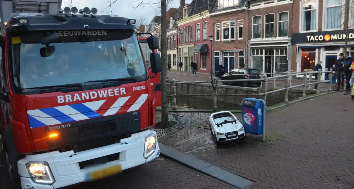 Grote inzet van hulpdiensten door speelgoed auto in het water - Foto 9