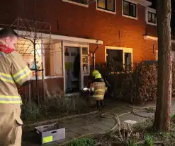 Rook in woning door smeulend hout op kachel