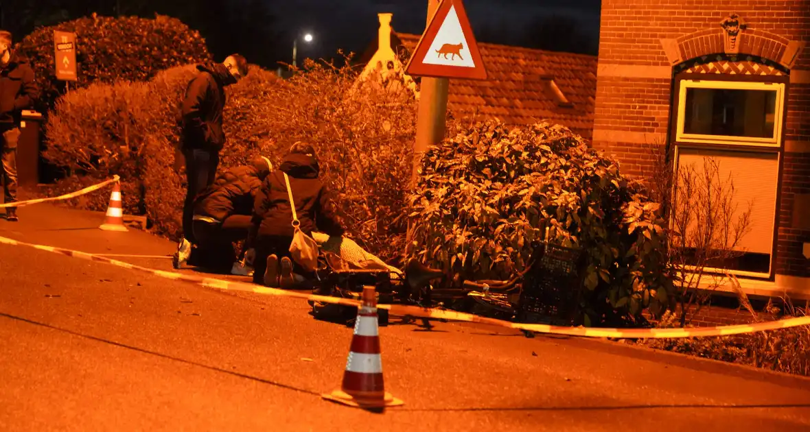 Automobilist rijdt door na aanrijding met fietsers - Foto 1