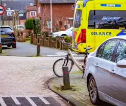 Auto en fietser botsen