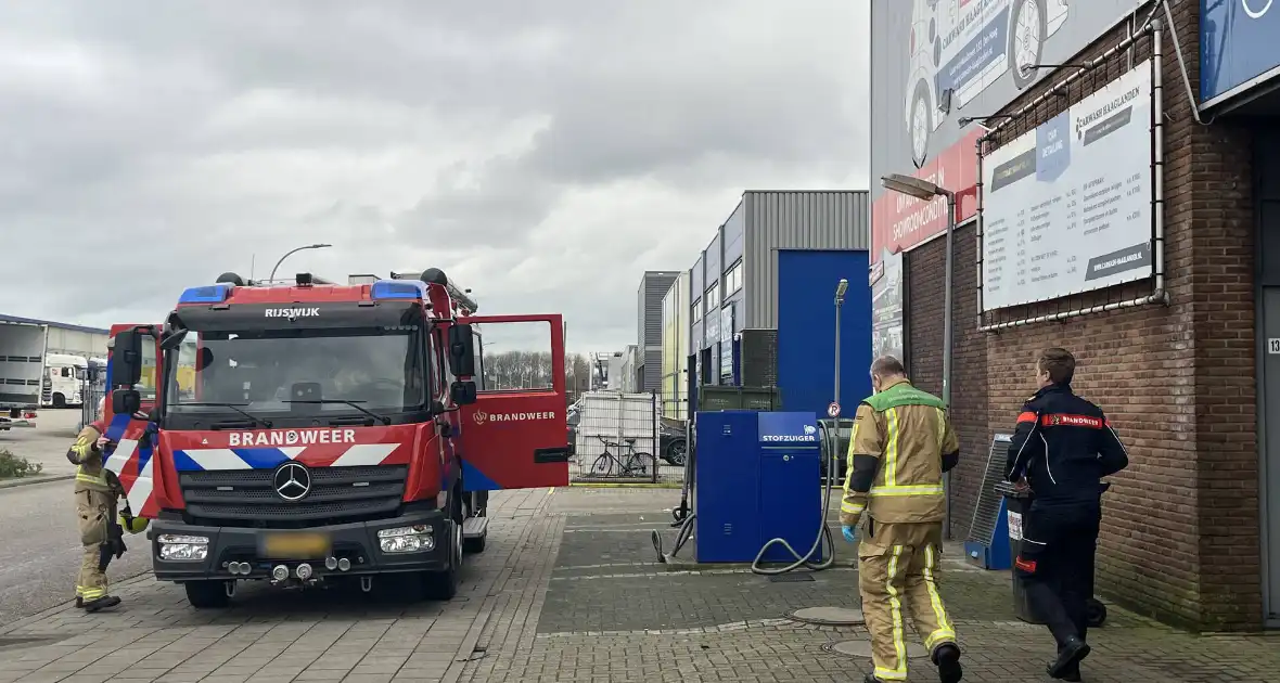 Hulpdiensten verrichten onderzoek bij bedrijfspand