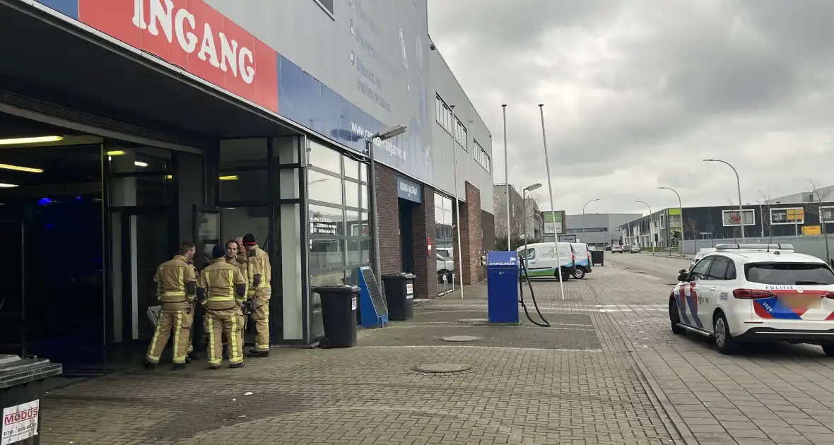 Hulpdiensten verrichten onderzoek bij bedrijfspand - Foto 1