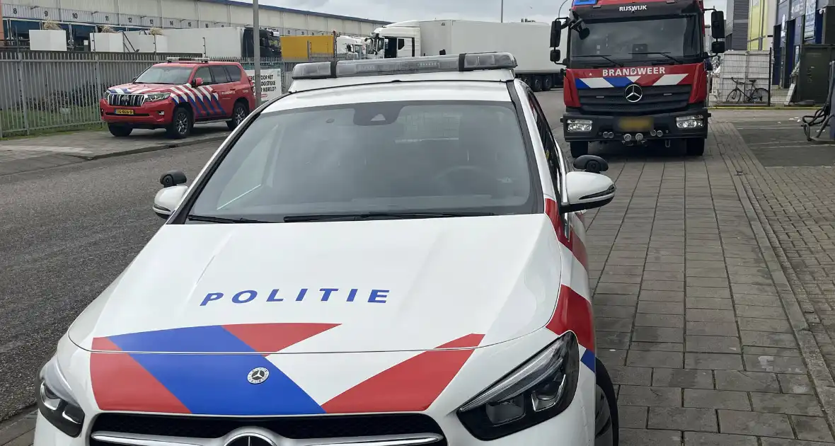 Hulpdiensten verrichten onderzoek bij bedrijfspand - Foto 5