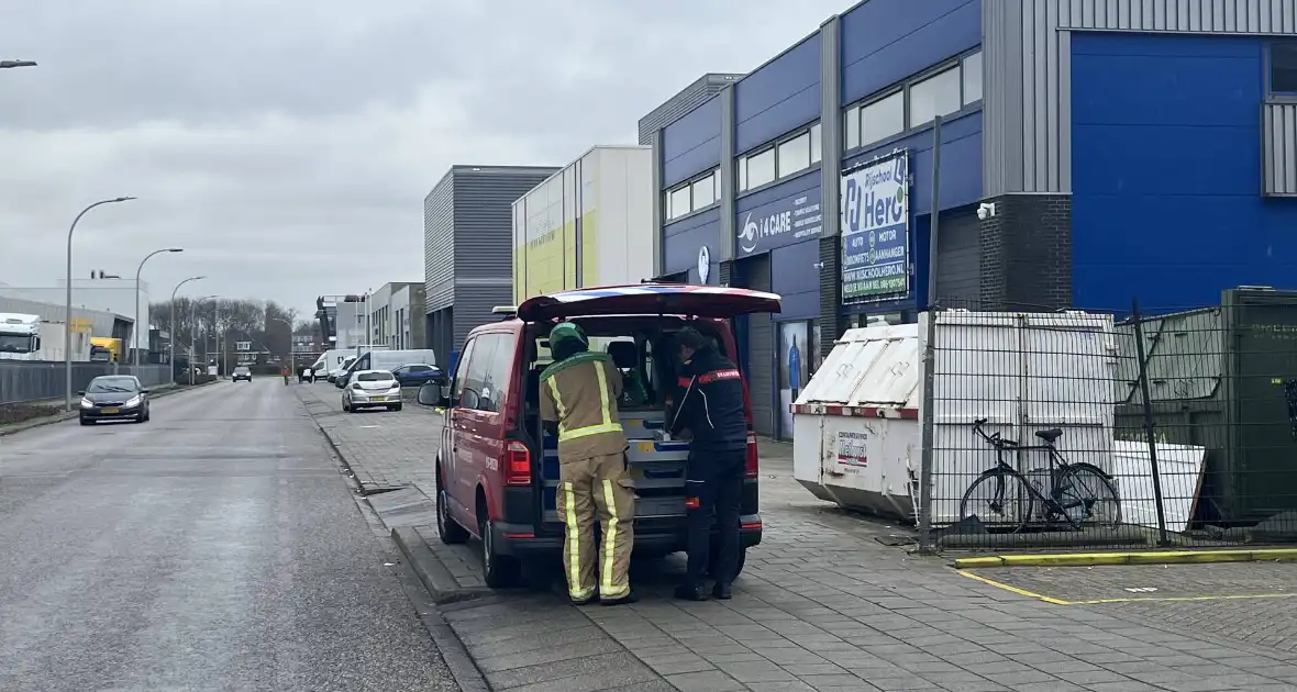 Hulpdiensten verrichten onderzoek bij bedrijfspand - Foto 7