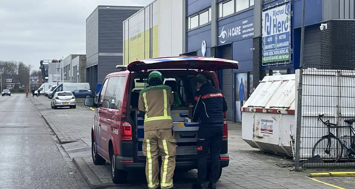 Hulpdiensten verrichten onderzoek bij bedrijfspand - Foto 8