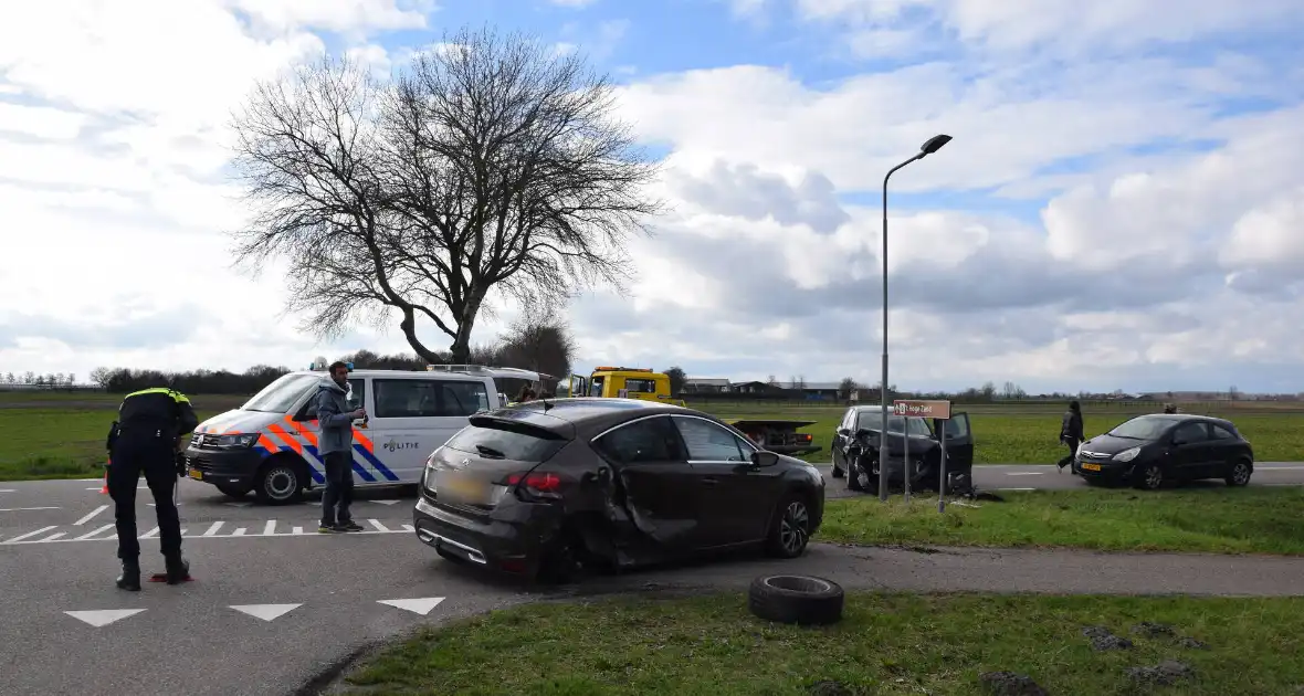 Dronken bestuurder zorgt voor grote schade op kruising - Foto 1