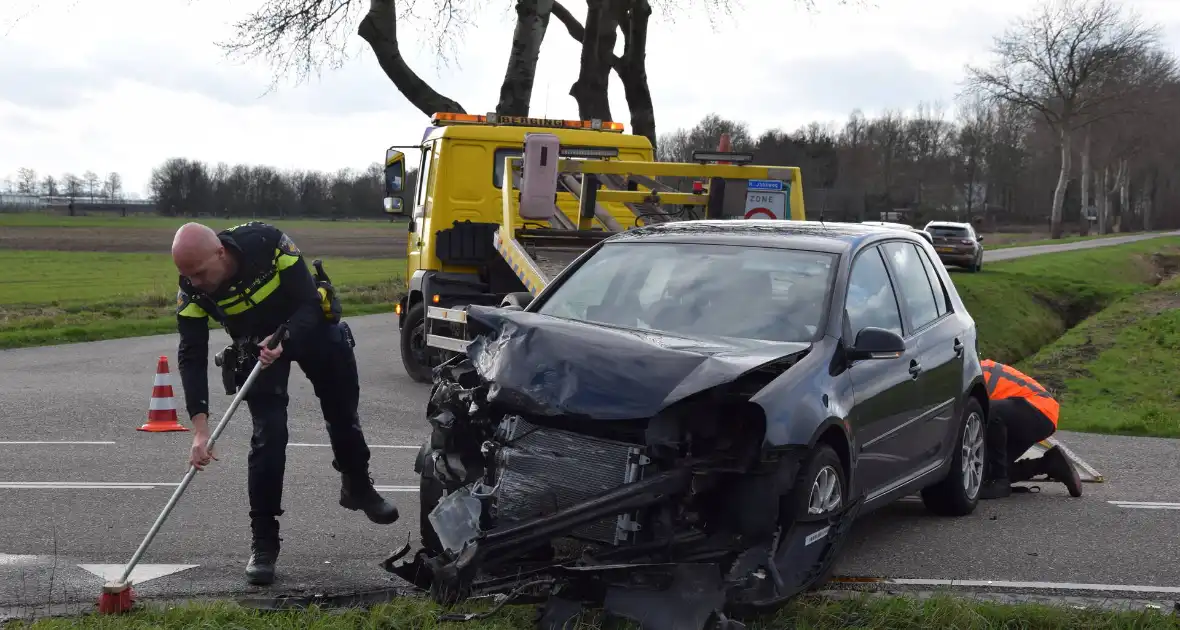 Dronken bestuurder zorgt voor grote schade op kruising - Foto 6