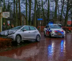 Auto's zwaar beschadigd na botsing op kruising