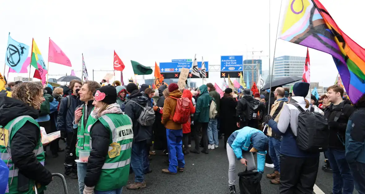 Meer dan 300 aanhoudingen bij demonstratie - Foto 1