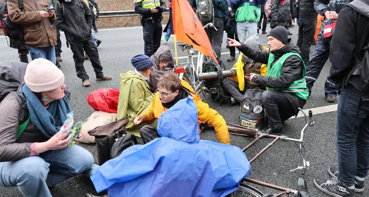 Meer dan 300 aanhoudingen bij demonstratie - Foto 10