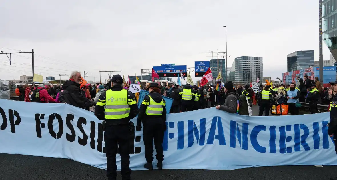 Meer dan 300 aanhoudingen bij demonstratie - Foto 11