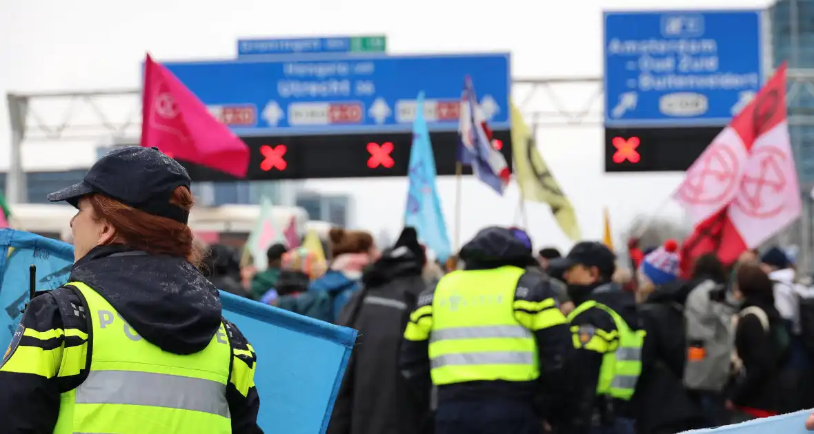 Meer dan 300 aanhoudingen bij demonstratie - Foto 12