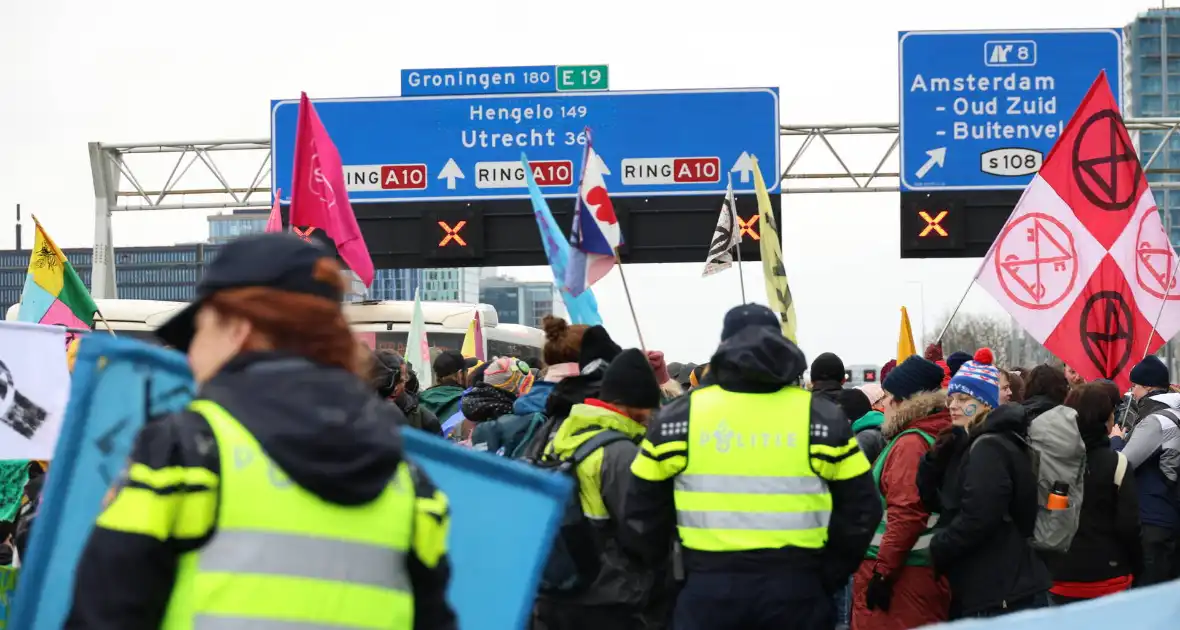 Meer dan 300 aanhoudingen bij demonstratie - Foto 13