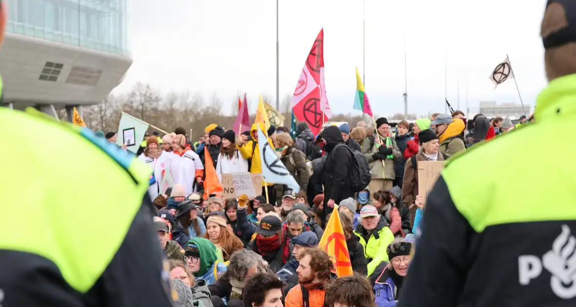 Meer dan 300 aanhoudingen bij demonstratie - Foto 15